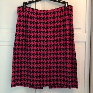 Skirt with black and pink houndstooth